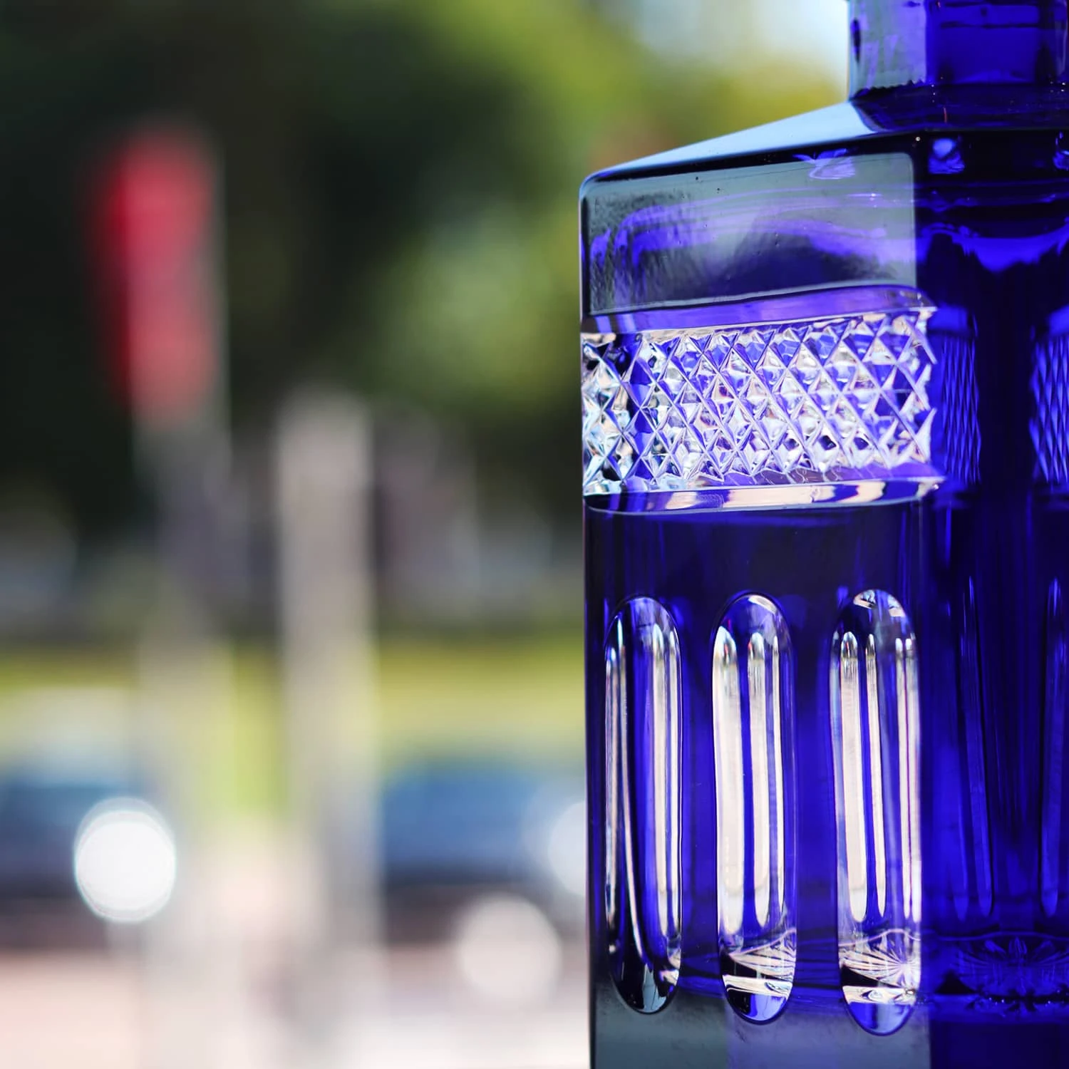 Cristal de Paris - Carafe à Whisky Mireille en Cristal Bleu Tailée Main 2 Cristal de Paris - Carafe à Whisky Mireille en Cristal Bleu Tailée Main – Image 2