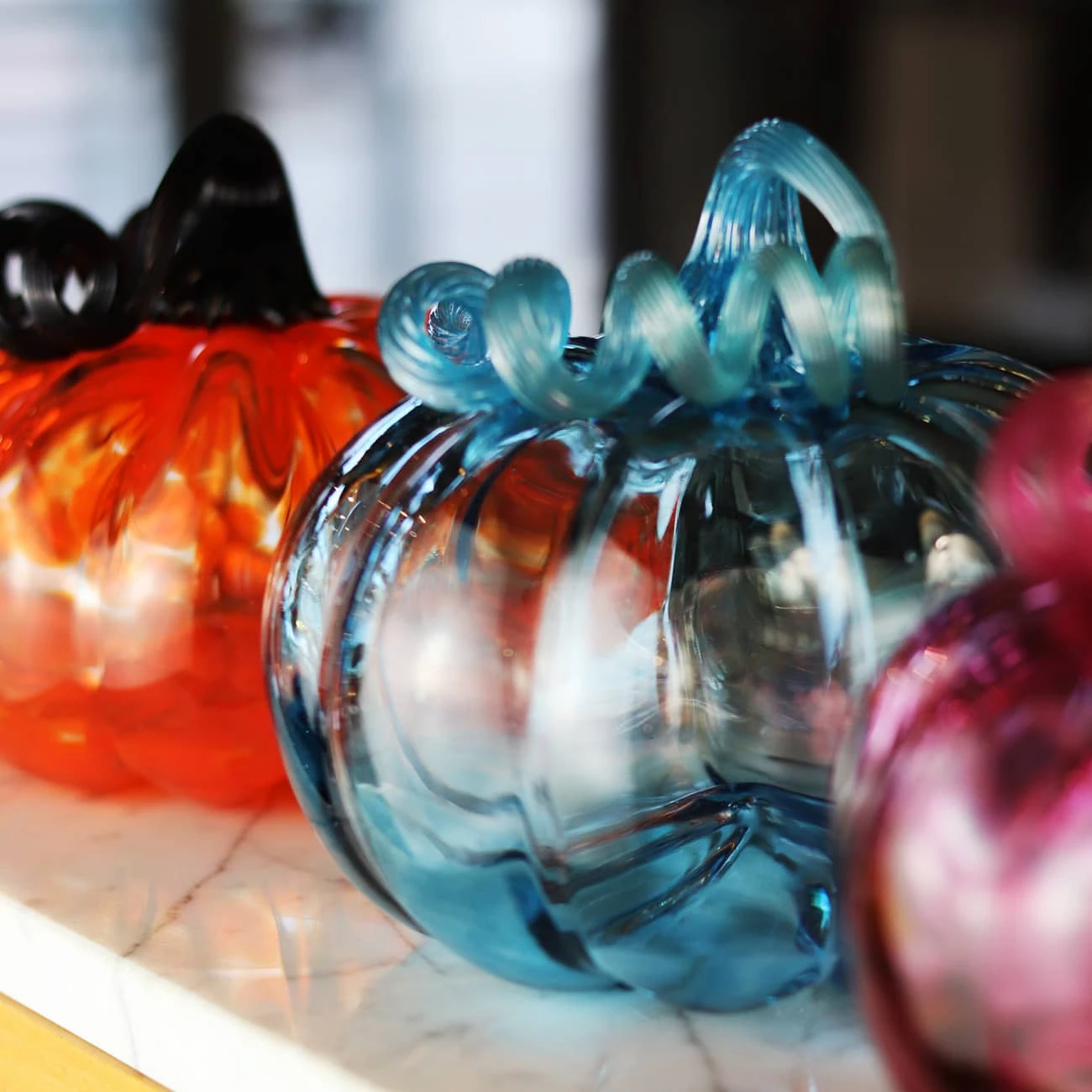 Cristal de Lorraine - Citrouille Décorative en Cristal Bleu Fait Main 2 Cristal de Lorraine - Citrouille Décorative en Cristal Bleu Fait Main – Image 2