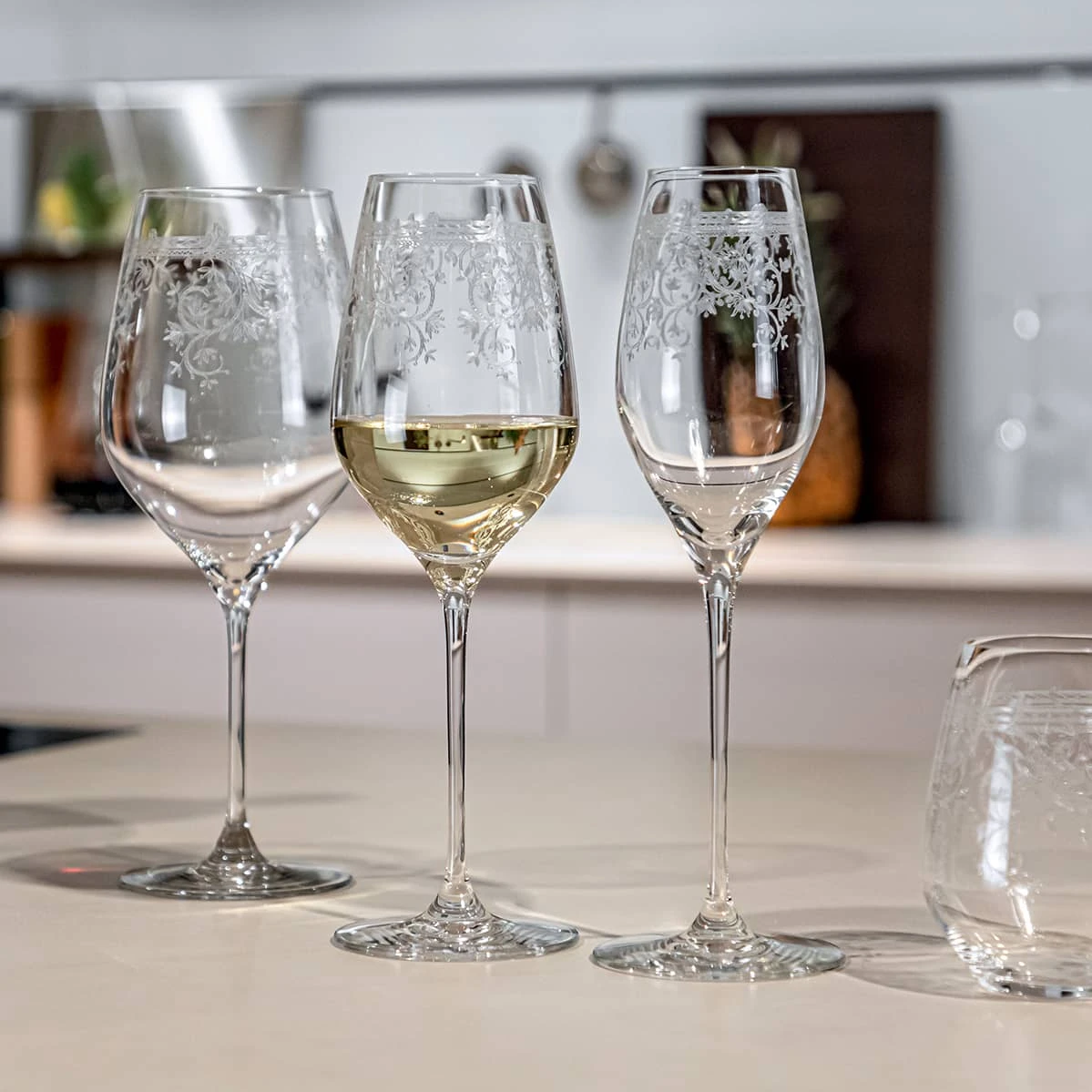 Spiegelau Arabesque Champagne Flute Set - 2 Elegant Vintage Engraved Glasses 2 Spiegelau Arabesque Champagne Flute Set - 2 Elegant Vintage Engraved Glasses – Image 2