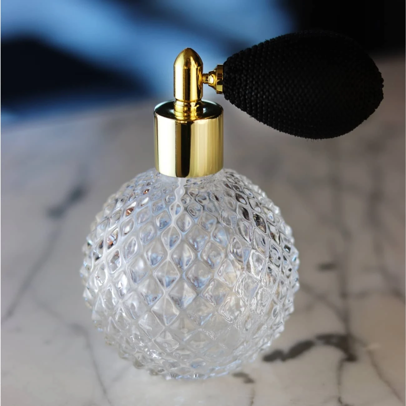 Flacon Vaporisateur en Verre Taillé et Finition Dorée - Style Vintage 11cm 1 Flacon Vaporisateur en Verre Taillé et Finition Dorée - Style Vintage 11cm