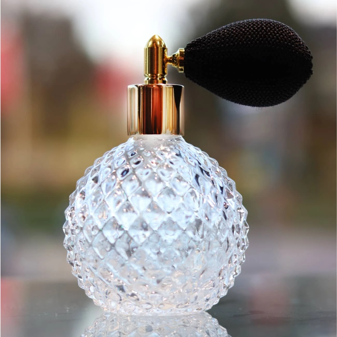 Flacon Vaporisateur en Verre Taillé et Finition Dorée - Style Vintage 11cm 2 Flacon Vaporisateur en Verre Taillé et Finition Dorée - Style Vintage 11cm – Image 2