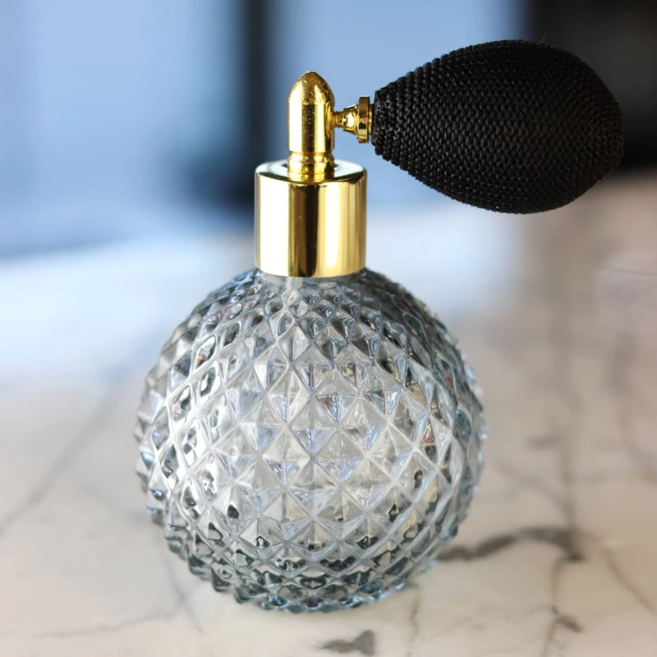 Flacon Vaporisateur en Verre Taillé Gris Bleu - Style Vintage Chic 2 Flacon Vaporisateur en Verre Taillé Gris Bleu - Style Vintage Chic – Image 2